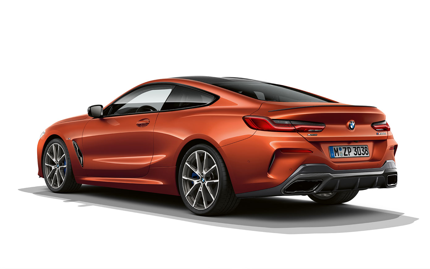 Toma fija del BMW Serie 8 Coupé en Sunset Orange metálico con un fondo blanco.