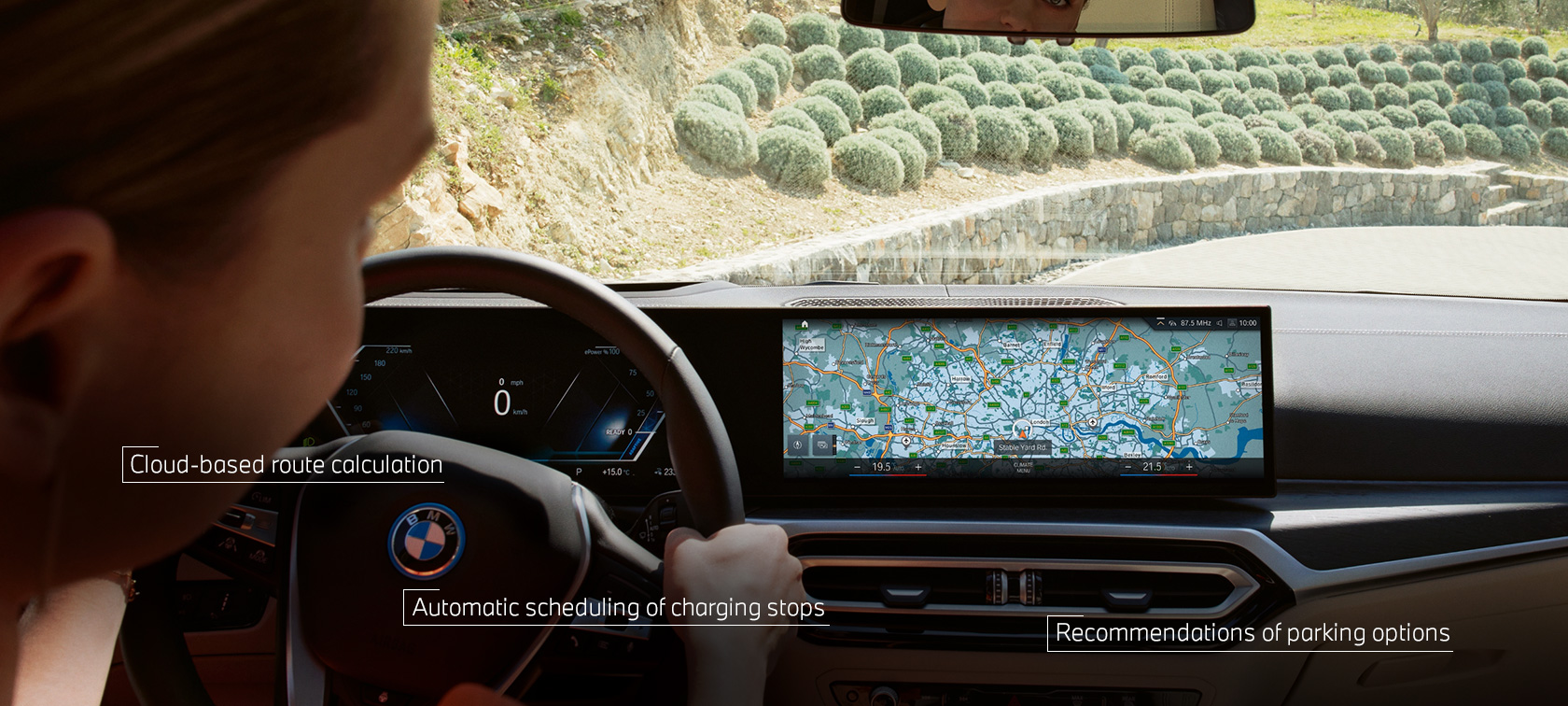 Un hombre al volante de su BMW sigue las indicaciones de navegación de BMW Maps en el display de control